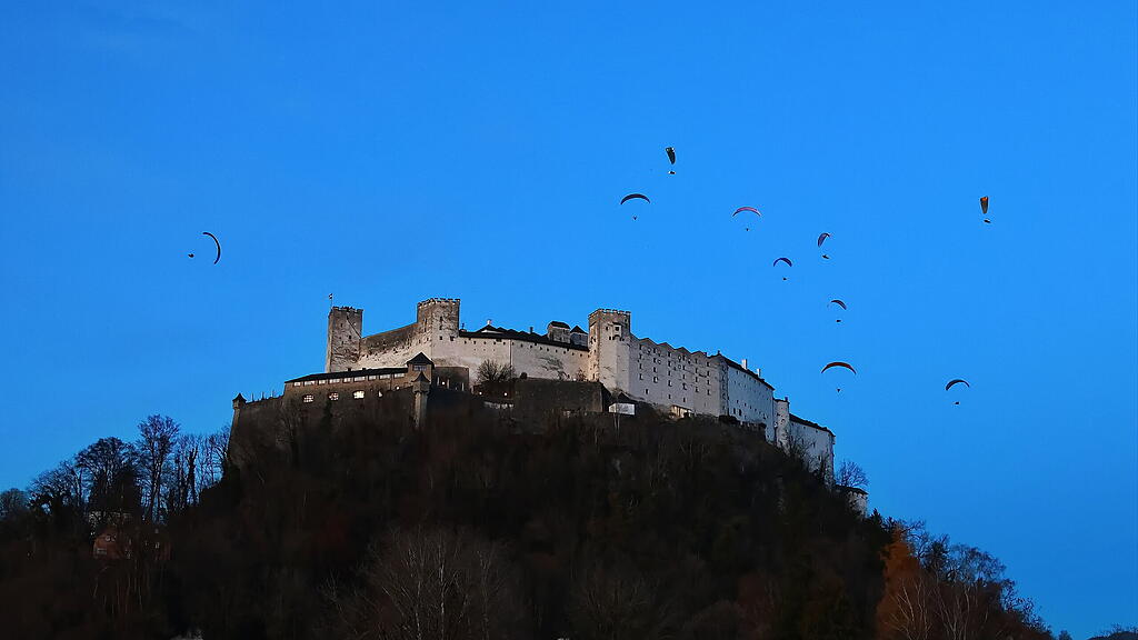 Paragleiter über der Festung