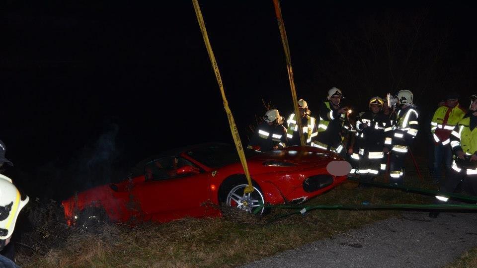 Ferrari aus Kärntner Teich geborgen