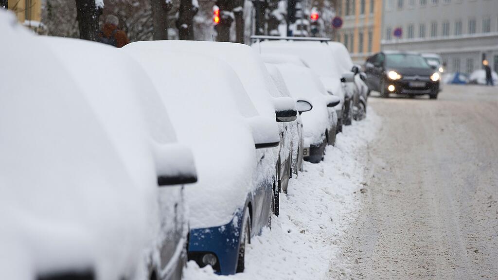 Der viele Schnee von den Straßen kann nicht in Wäldern und Seen abgeladen werden. (Themenbild)