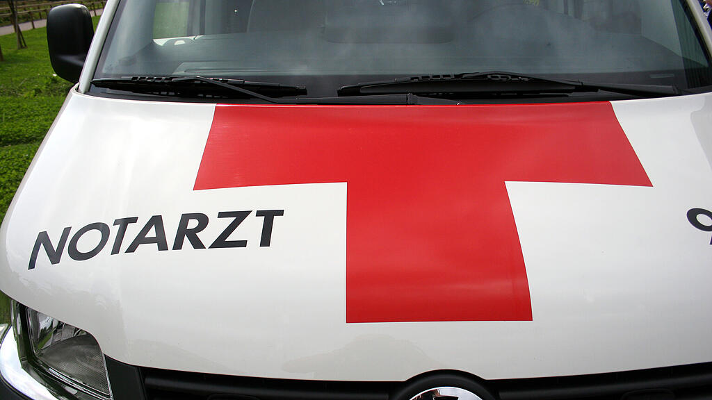 Der Landwirt wurde schwer verletzt ins Krankenhaus gebracht. (Symbolbild)