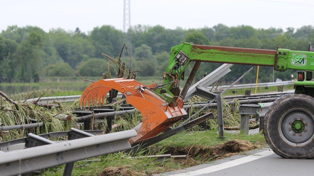 Aufräumarbeiten an der A8