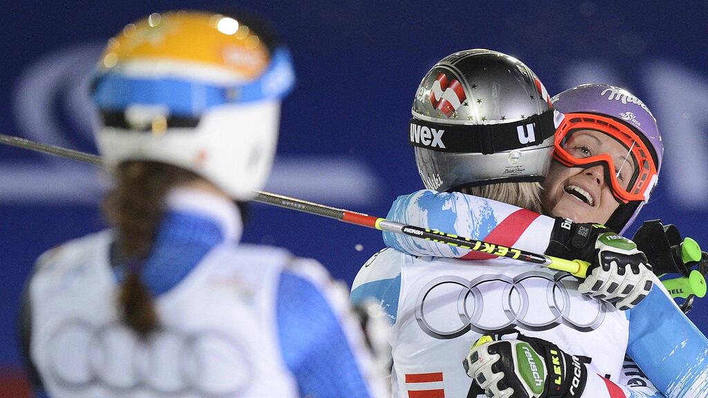 Nicole Hosp (l./AUT) und Michael Kirchgasser (AUT) nach ihrem Finallauf im Rahmen des Teambewerbes.