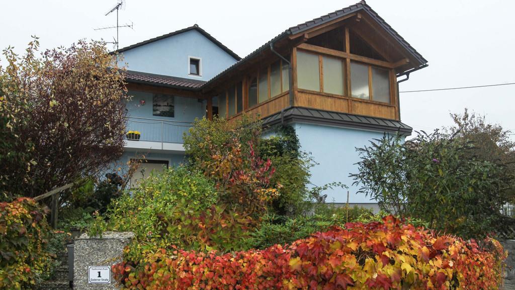 Der Bursch - er war zum Tatzeitpunkt Ende Oktober des Vorjahres 18 Jahre alt - soll seine 68-jährige Großmutter in Taufkirchen im Bezirk Schärding mit Axt-Schlägen und Messerstichen getötet haben.