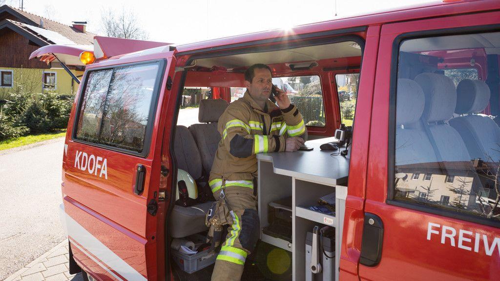 Auto stürzt von Grageneinfahrt