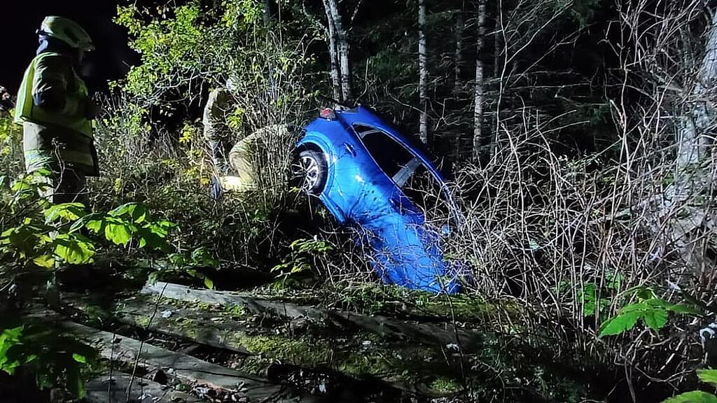 B99: Lenker flüchtet nach Crash in St. MIchael im Lungau