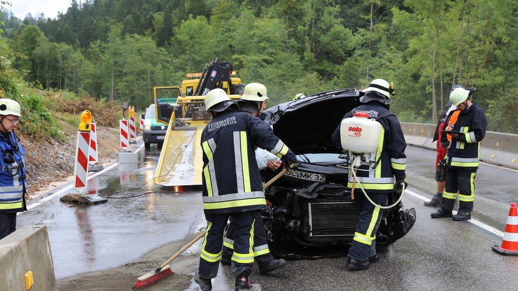 Pkw prallt in Betonleitwand