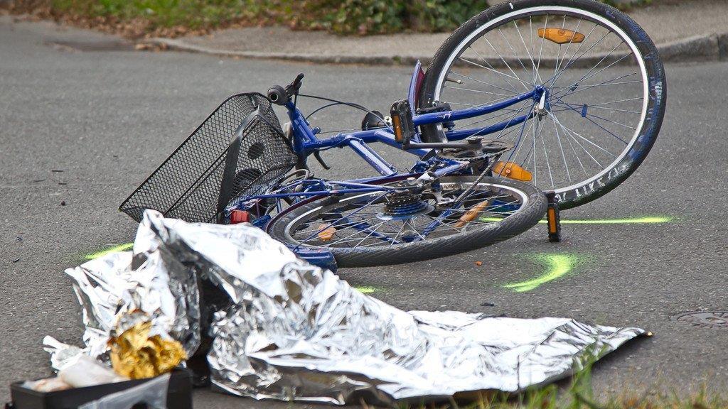 Fahrradfahrer kollidiert mit Pkw in der Stadt Salzburg: Schwer verletzt