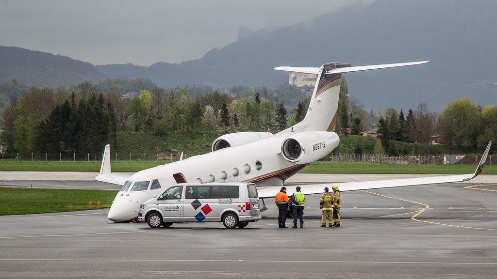 Salzburg Airport: Flugzeugfahrwerk knickt nach Rücklandung ein
