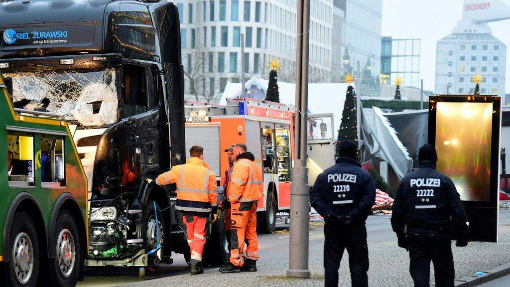 Lkw rast in Weihnachtsmarkt: Spurensicherung