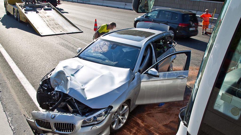 Unfall mit Pkw und zwei Bussen bei Anschlussstelle Hagenau
