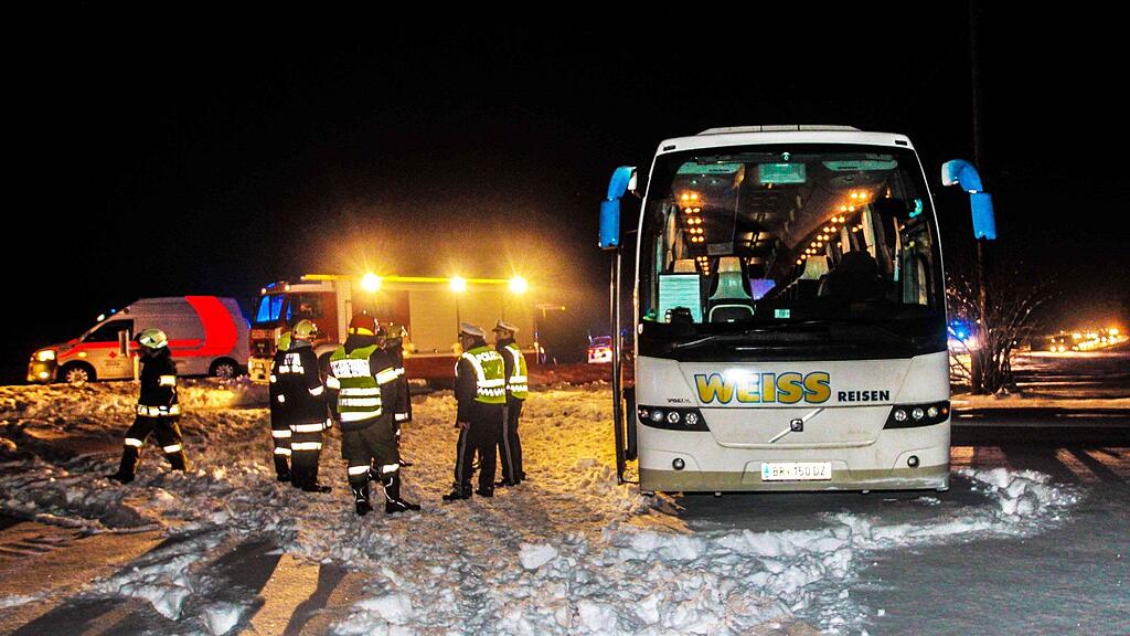 Der Reisebuslenker erlitt während der Fahrt einen tödlichen Herzinfarkt.