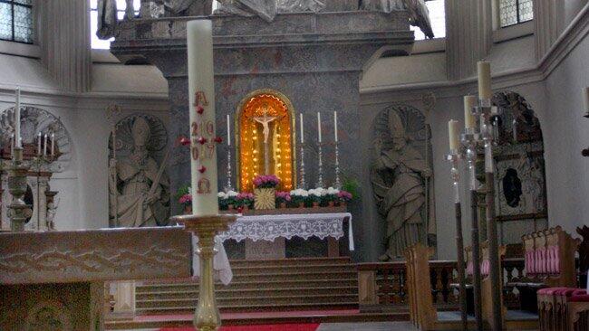 Ein Pfarrer wurde tot in einer Kirche in Niederbayern gefunden.