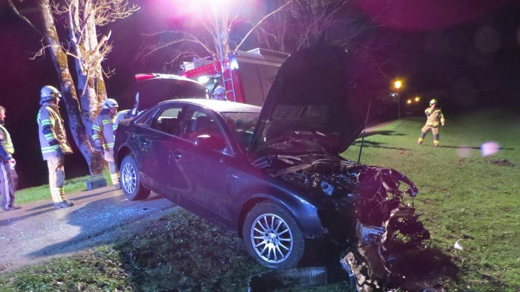 Auto knallt in Bramberg gegen Baum