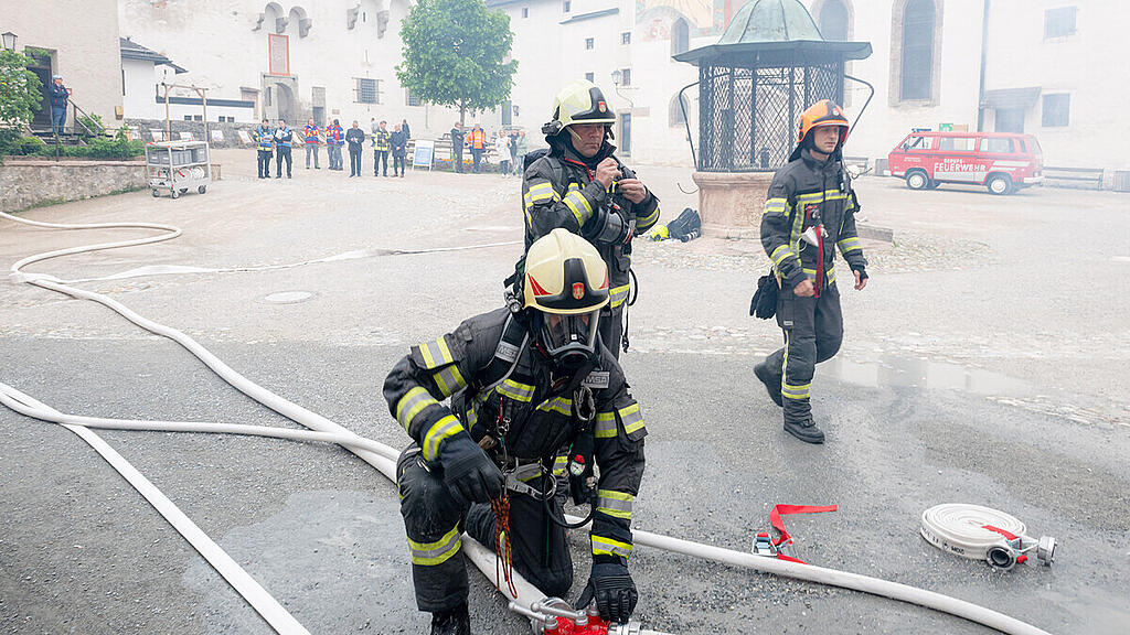 Feuerwehr-Übung auf der Festung, II
