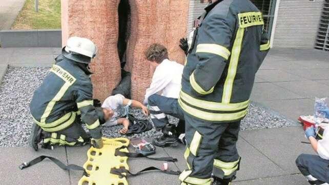 Mann und 120.000 Euro teure Skulptur überstanden Vorfall schadlos.