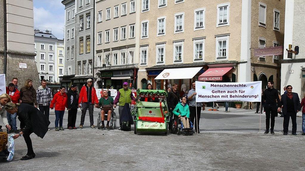 Menschenkette am Residenzplatz
