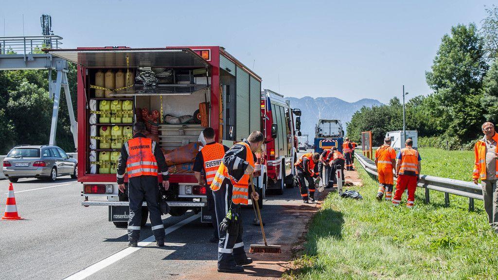 Lkw verliert Hydrauliktank auf A1