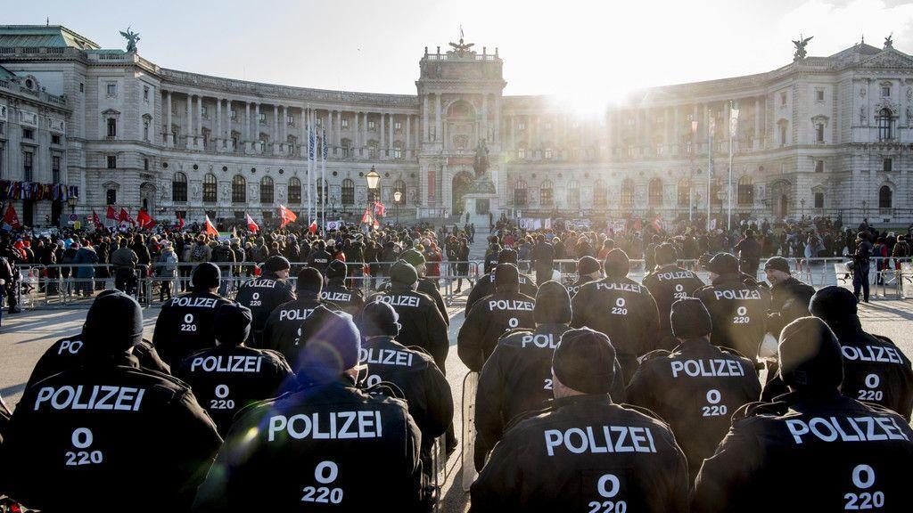 Demonstration gegen neue ÖVP/FPÖ-Regierung in Wien