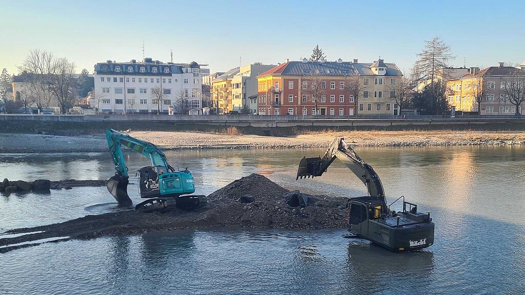 Bagger unter Eisenbahnbrücke Lehen, Salzach