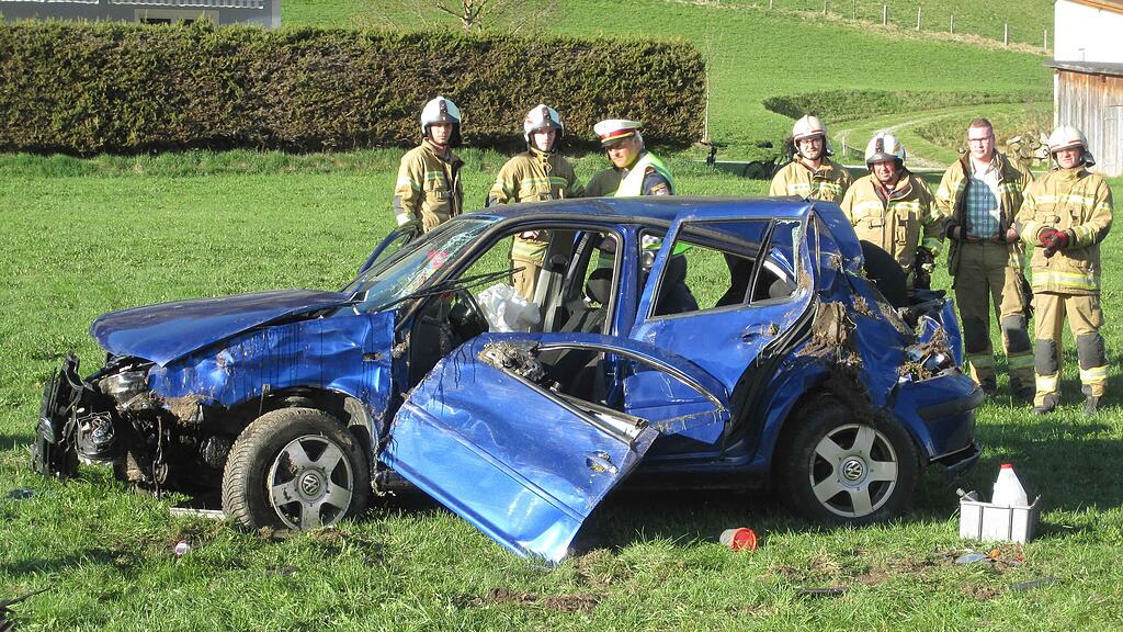 Beide Pkw-Insassen wurden bei dem Unfall verletzt.