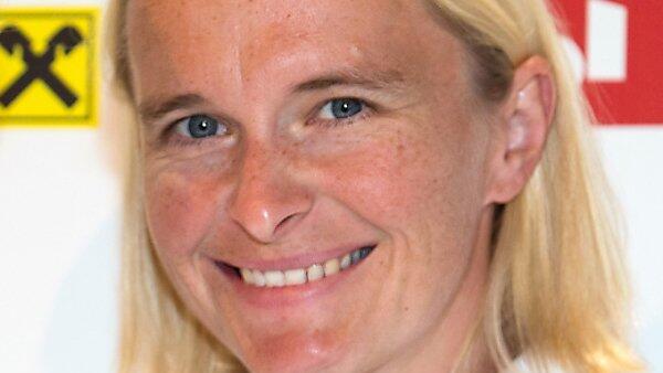 Yvonne Schuring füllt den Kajak-Zweier auf