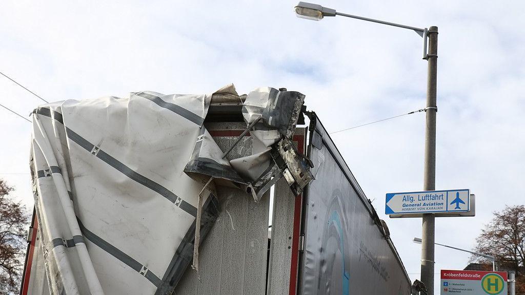Lkw  steckt in Flughafenunterführung