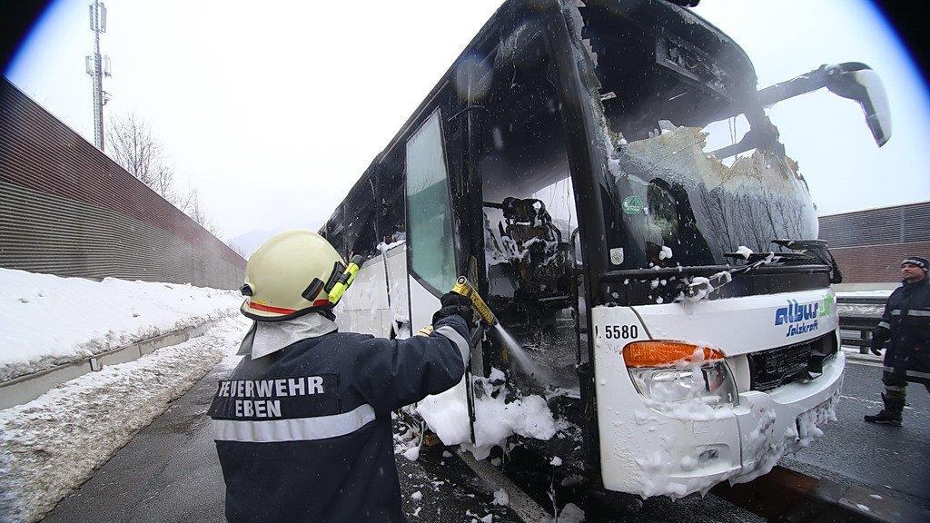 Reisebus in Vollbrand