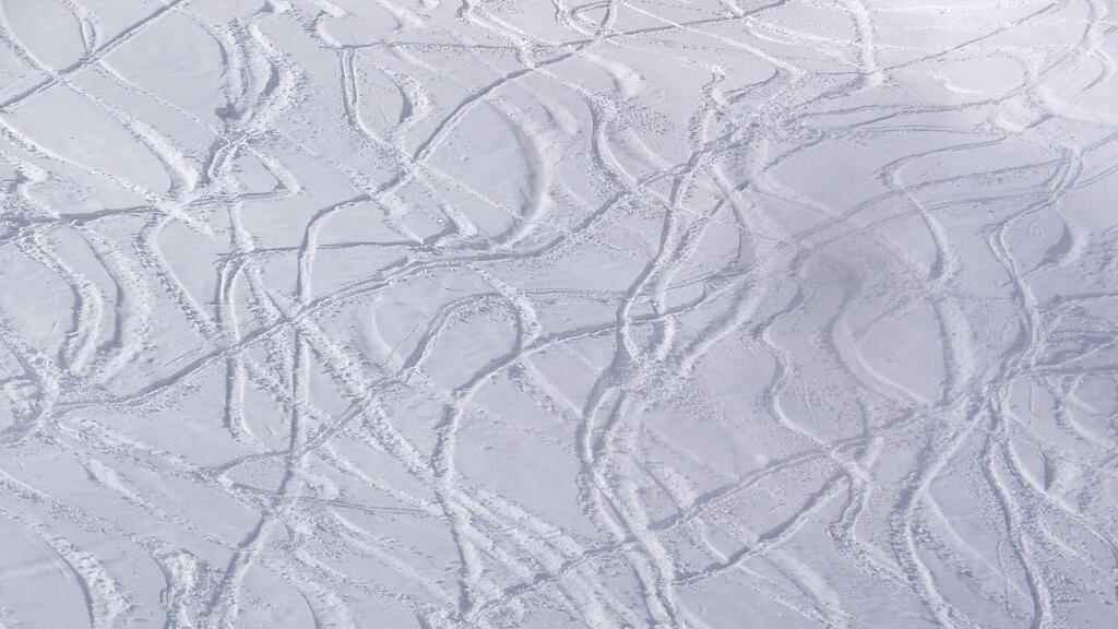 136475_Spuren_von_Schilaeufern_auf_einem_Hang_mit_Schnee.jpg
