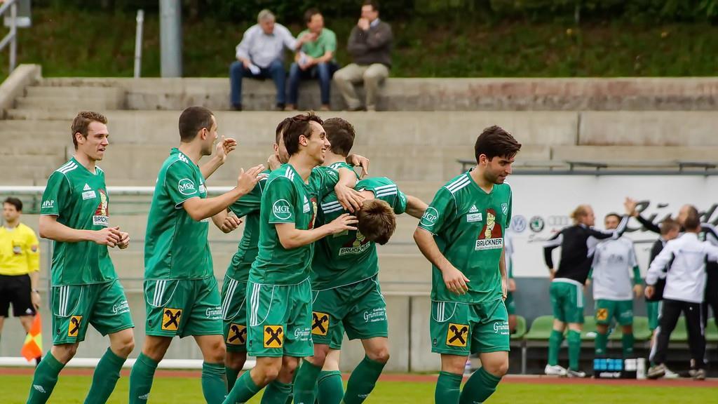 Wals-Grünau jubelt über den Sieg und gibt damit die rote Laterne der Regionalliga an Hard ab.