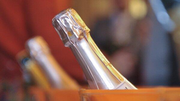 Feuriger Versuch, eine Champagnerflasche zu öffen, endete im Desaster