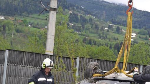 St. Johann: Pkw-Überschlag auf B311