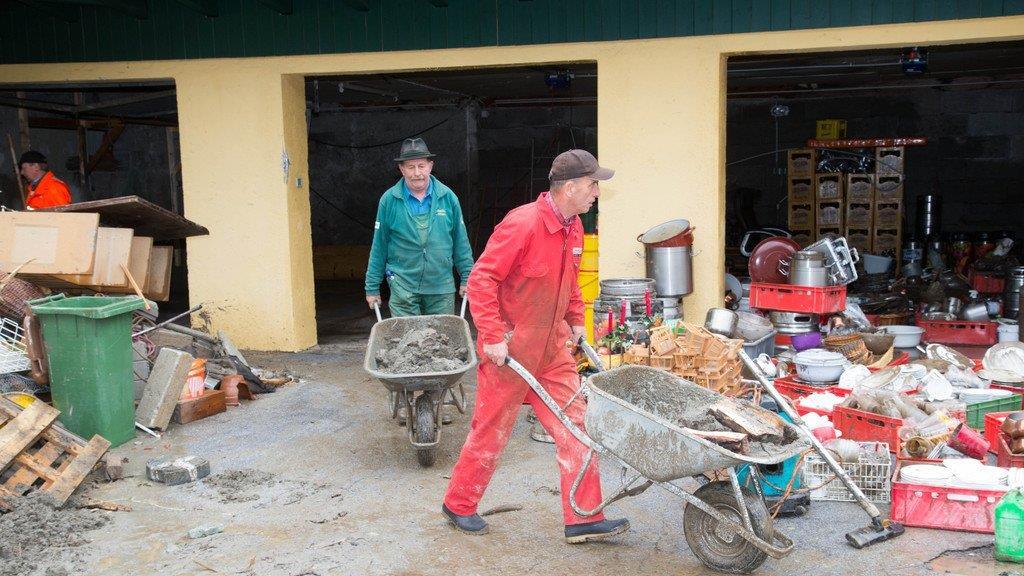 Aufräumarbeiten in Hüttau