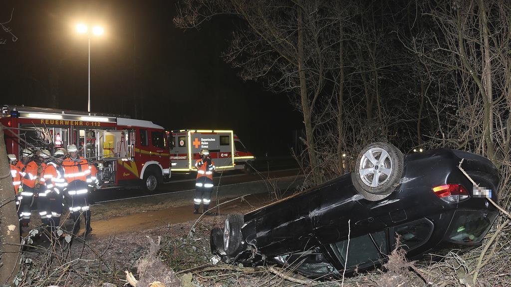 Unfall in Piding: 26-Jähriger überschlägt sich mit Pkw