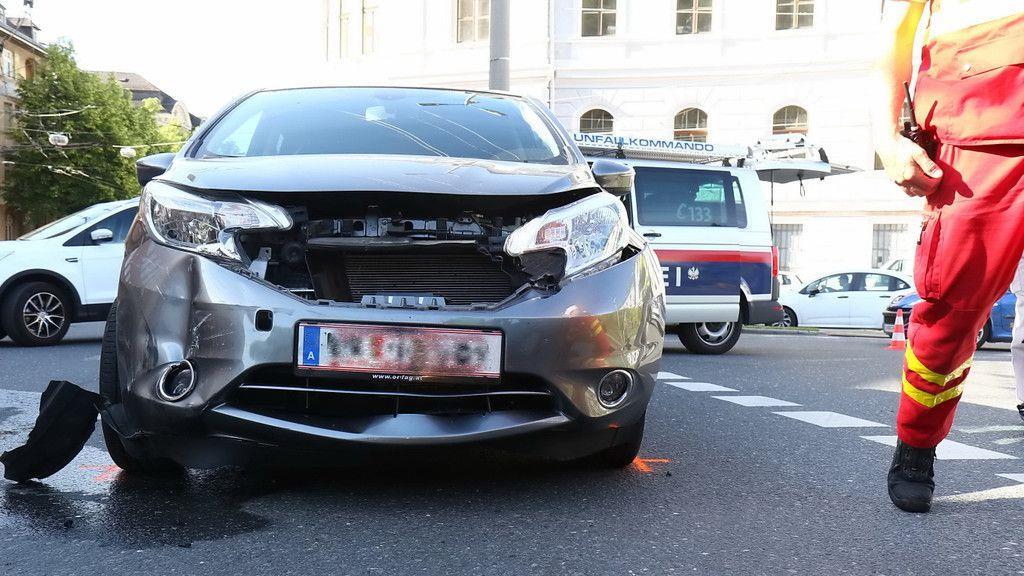Verletzte nach Crash nahe Karolinenbrücke