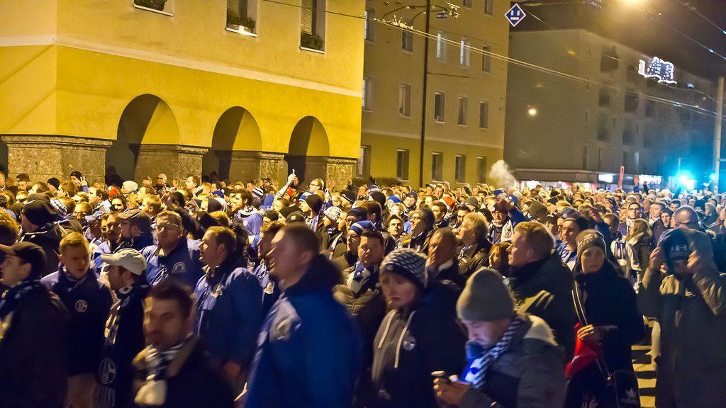Schalke-Fanmarsch in Salzburg: Anhänger geraten in Rage