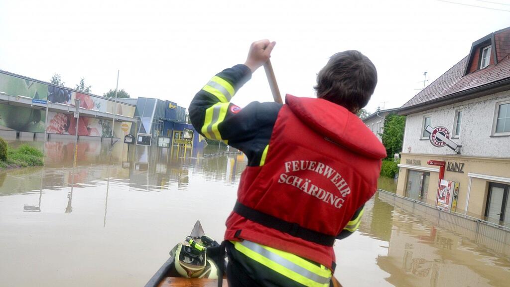 Die Feuerwehr Schärding musste mit Booten evakuieren.