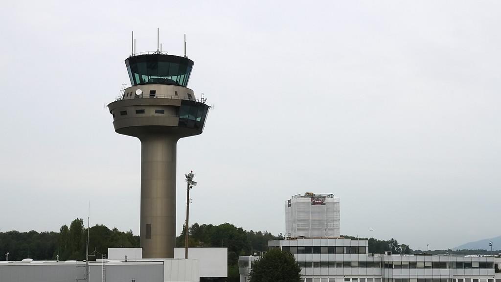 Alter Tower am Flughafen abgetragen