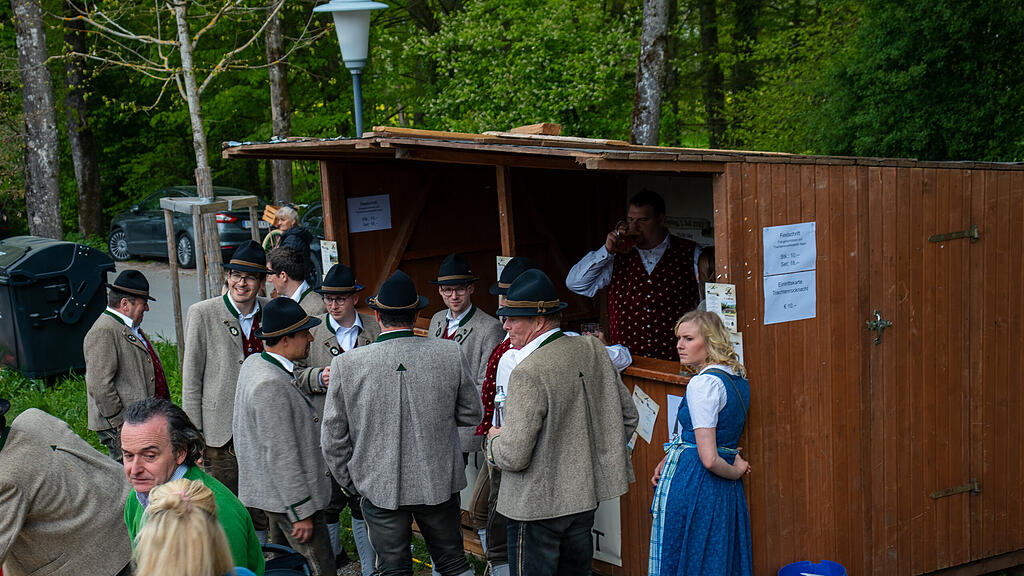 Maibaumaufstellen in Aigen