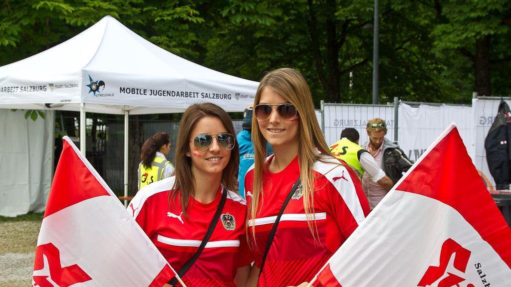 Volle Fan-Zone im Volksgarten
