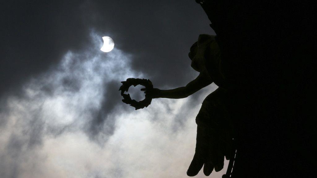 Menschen von Sonnenfinsternis fasziniert