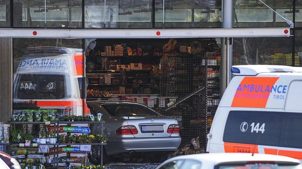 Der 77-Jährige ist mit seinem Pkw durch die Glasfassade eines Supermarkts gekracht.