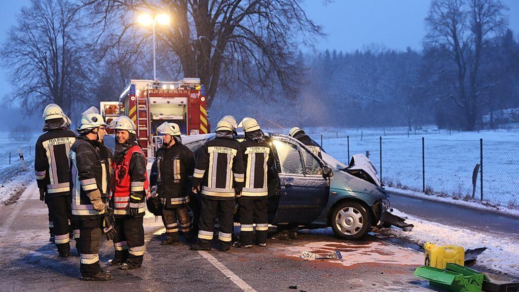 Ein Crash auf der B21 in Freilassing forderte Dienstagabend zwei Schwerverletzte.