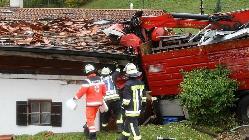 Lkw kracht in Haus