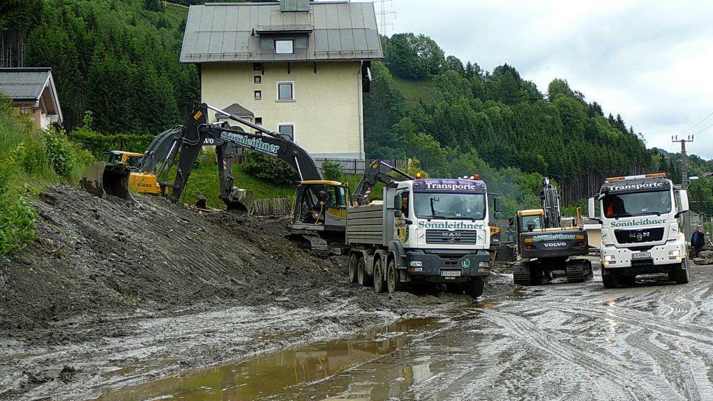 Räumungsarbeiten bei B311