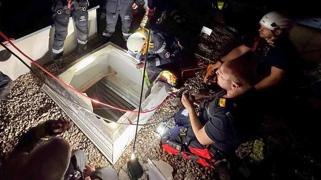 Bursch stürzt durch Lichtkuppel