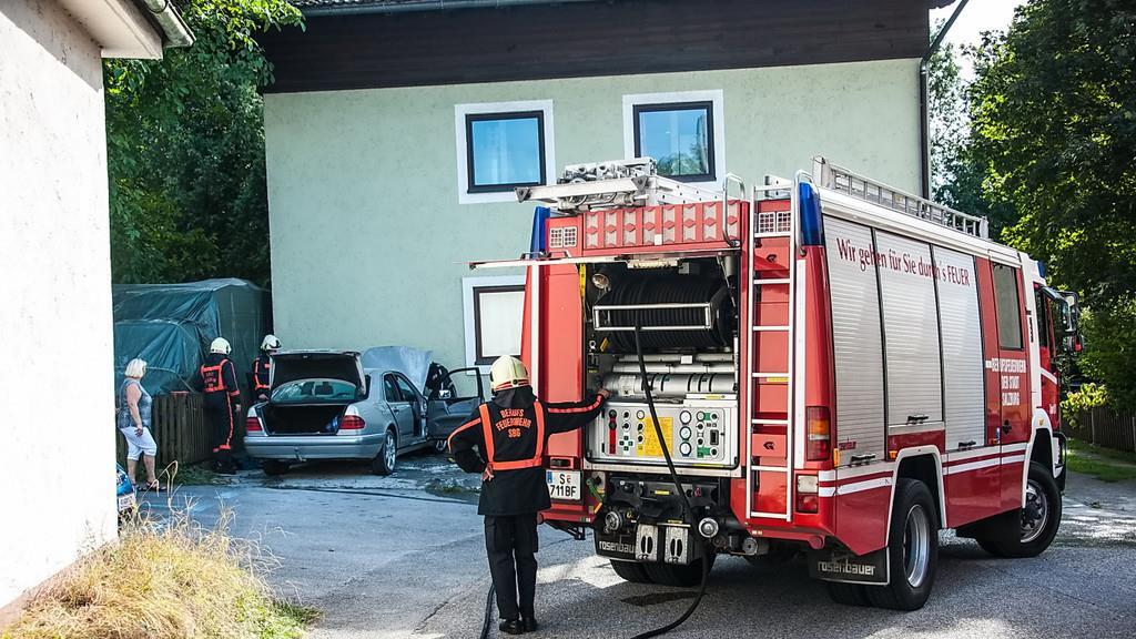 Stadt Salzburg: Pkw brennt in Bachstraße aus