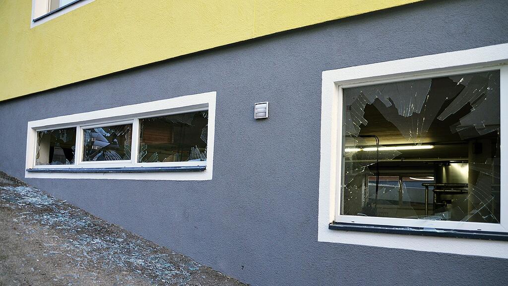 Bei der Explosion zerbrachen die Fensterscheiben.