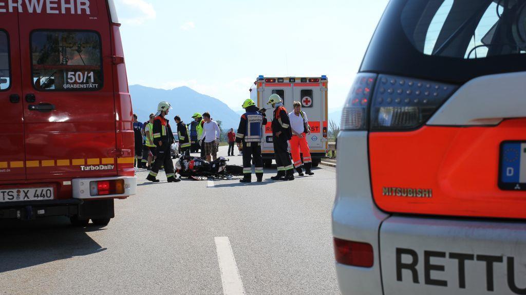 Biker prallt in Pkw