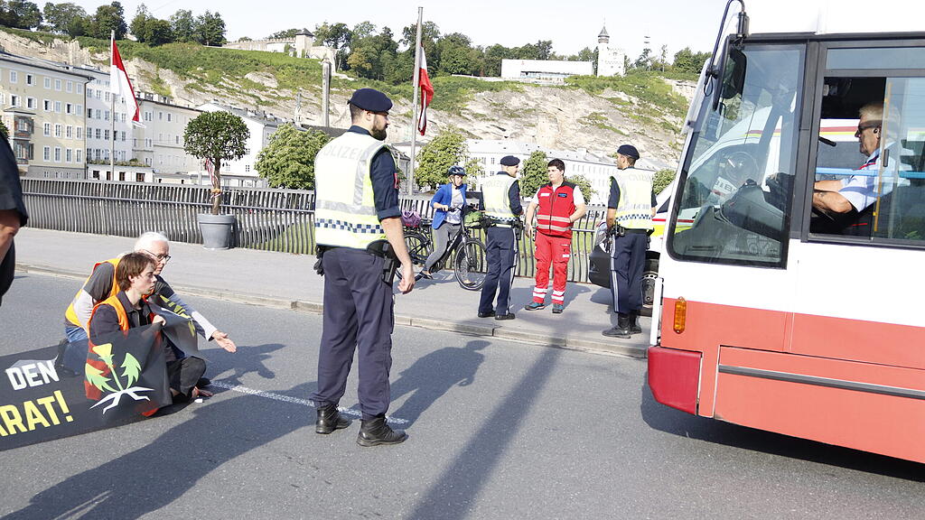 Klebe-Blockade auf Staatsbrücke