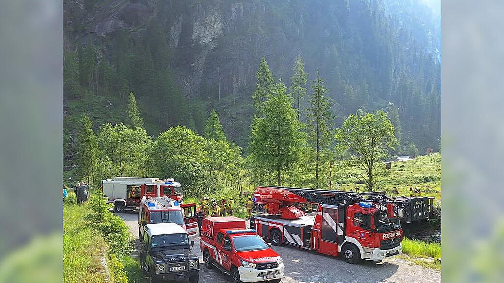 Auto landet in Bad Gastein auf dem Dach in Bach